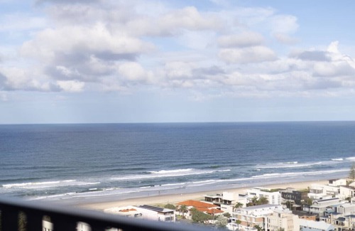 Mermaid Beach Apartment | Walk to beach/2BR Apt/Pool & Gym/Free Carpark