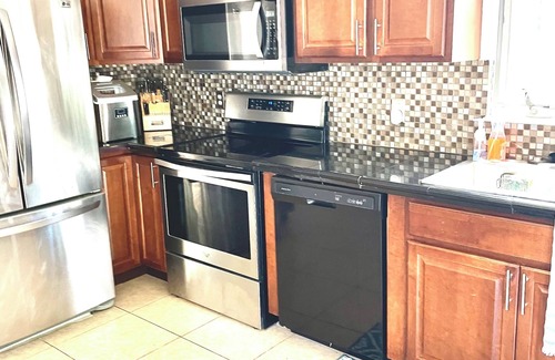 Point Judith House | Walk to Beach ! 5 Bedrooms with adjustable beds sleeps 14 Theater Room Big Deck