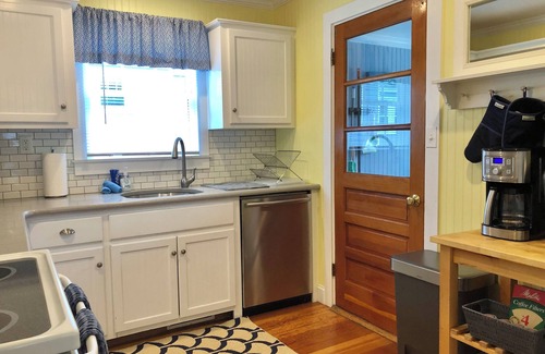 Dennis Port House | Walk to beach. 6 Bedroom Cottage. Sleeps 12.
