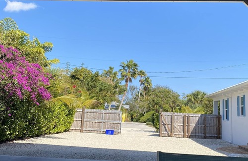 Hobe Sound House | Walk to beach and restaurants!