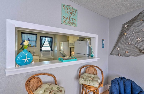 Galveston Apartment | Walk to Beach: Breezy Galveston Apt w/Deck!