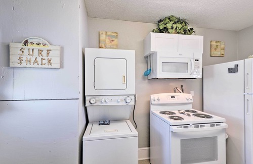 Galveston Apartment | Walk to Beach: Breezy Galveston Apt w/Deck!