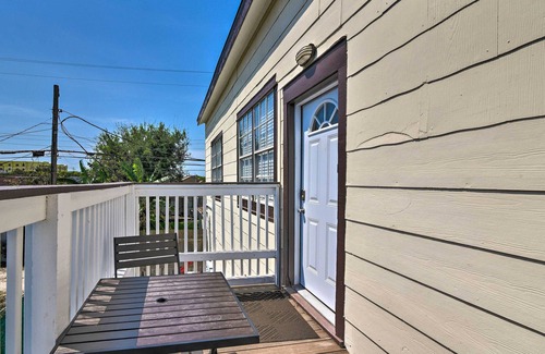 Galveston Apartment | Walk to Beach: Breezy Galveston Apt w/Deck!
