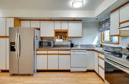 Calvert Beach-Long Beach House | Walk to Beach: Charming Maryland Home w/Yard!