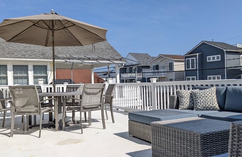 North End House | 🏖️ Walk to beach, coastal luxe🌟NEWLY remodeled, large deck in ❤️ of OC!