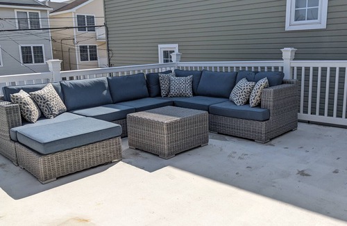 North End House | 🏖️ Walk to beach, coastal luxe🌟NEWLY remodeled, large deck in ❤️ of OC!