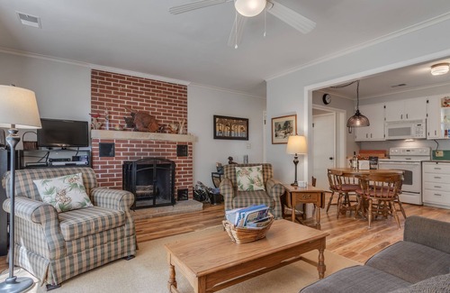 Douglas Cottage | Walk to beach - Cozy 2 Bed/1 Bath Cottage - Sleeps 6 - 1 block to Lake Michigan