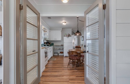 Douglas Cottage | Walk to beach - Cozy 2 Bed/1 Bath Cottage - Sleeps 6 - 1 block to Lake Michigan