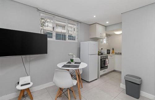 Lakeside Apartment | Walk to Beach, Fast WiFi, Discounted, Nightlife