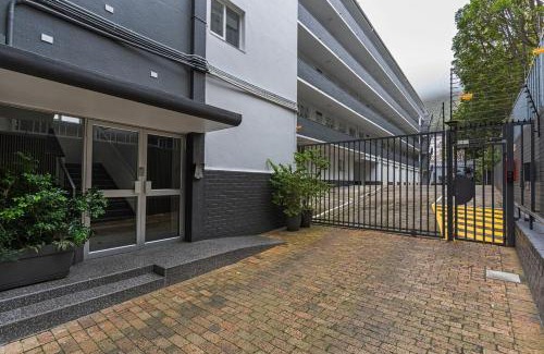 Lakeside Apartment | Walk to Beach, Fast WiFi, Discounted, Nightlife