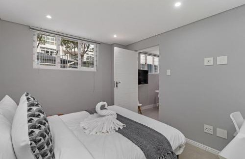 Lakeside Apartment | Walk to Beach, Fast WiFi, Discounted, Nightlife