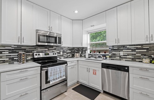 Bel Air House | Walk to Beach | Heated Pool | Sleeps 10