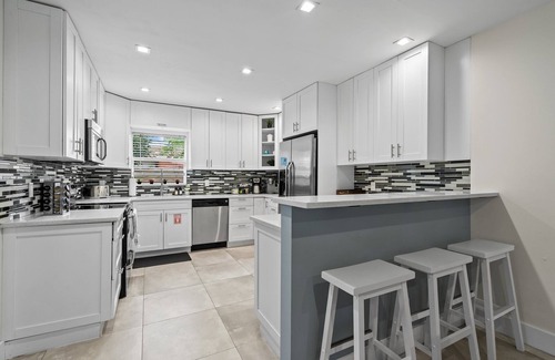 Bel Air House | Walk to Beach | Heated Pool | Golf Cart | Sleeps 10 | Accessible