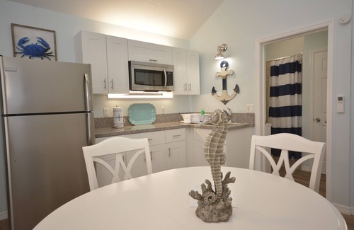 Siesta Key Hotel | Walk to beach Heated POOL King bed DAILY WEEKLY Villa 1 SPECIALS