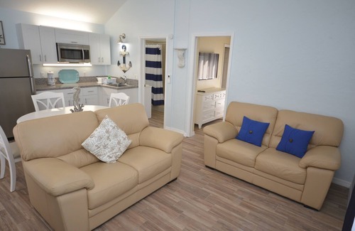 Siesta Key Hotel | Walk to beach Heated POOL King bed DAILY WEEKLY Villa 1 SPECIALS