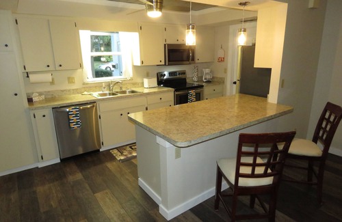 Venice Villa | Walk to Beach & Historic Downtown Venice - Rennovated 2 Bed, 2.5 Ba, off-st pkg