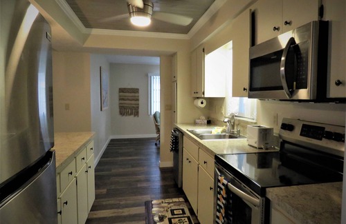 Venice Villa | Walk to Beach & Historic Downtown Venice - Rennovated 2 Bed, 2.5 Ba, off-st pkg