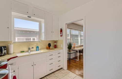 San Clemente Apartment | Walk to Beach - King Apt In 1 Area - AB