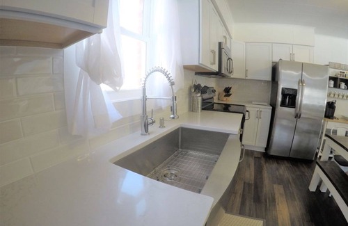 Holland House | Walk to beach & marina! Beautiful, luxury family retreat - Farmhouse Cottage