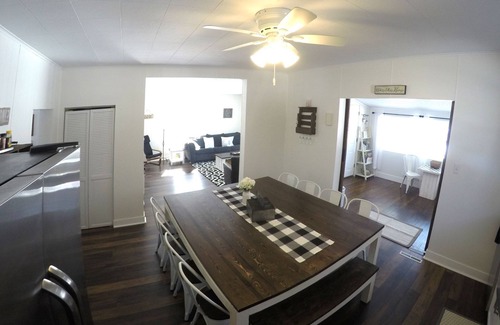 Holland House | Walk to beach & marina! Beautiful, luxury family retreat - Farmhouse Cottage