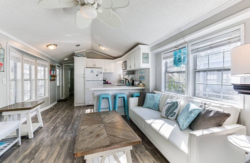 Miramar Beach Cottage | Walk to Beach: ‘Miramar Tropical Cabana’ w/Deck!