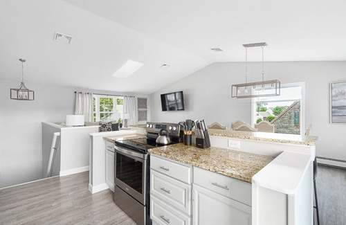 Eastward Look House | Walk to Beach! Newly renovated 6 Bed House, Sleeps 14, Central A/C, Large Deck!