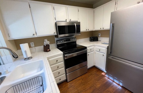 Monarch Beach Condo | Walk to Beach, Pets ok, A/C, Pool, gym, spa, Patio, Pkg, Wifi, 24hr guarded gate