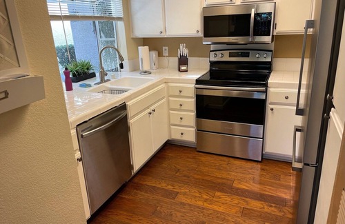 Monarch Beach Condo | Walk to Beach, Pets ok, A/C, Pool, gym, spa, Patio, Pkg, Wifi, 24hr guarded gate