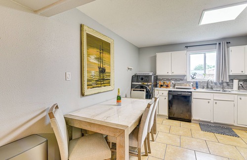San Jacinto Condo | Walk to Beach & Pleasure Pier: Galveston Getaway