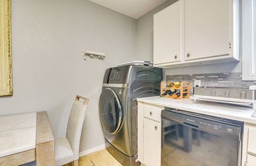 San Jacinto Condo | Walk to Beach & Pleasure Pier: Galveston Getaway
