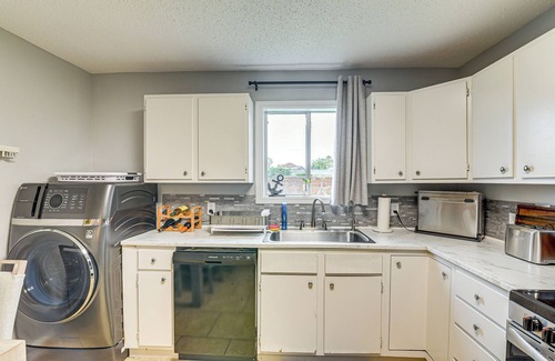 San Jacinto Condo | Walk to Beach & Pleasure Pier: Galveston Getaway