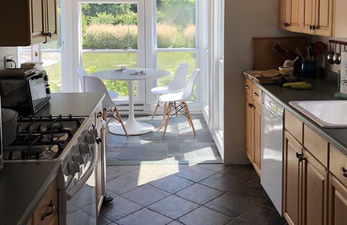 Southold House | Walk to beach! Simple Cottage Bliss. Peaceful & Private.