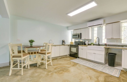 Mid Island Condo | Walk to Beach: Family Retreat in Fort Myers Beach!