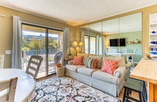 Folly Field Apartment | Walk to Beach Resort Perks at Hilton Head Condo!