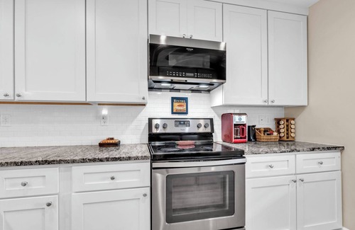 Holiday Beach House | 🌴Walk to Beach-Pet Friendly-Great Location-Sunset by the Sea🌴