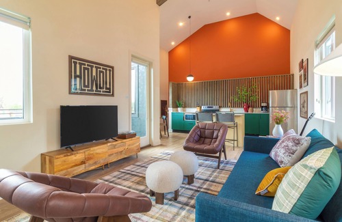 Buena Vista Apartment | Walk to Broadway + Private Balcony | Conway