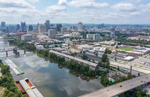 North Capitol Apartment | Walk to Broadway Riverfront Condo with Pool