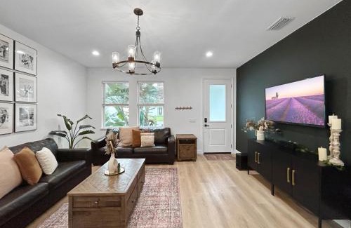Temple Crest House | Walk to Busch Gardens, Games, Plush Sheets, Huge Yard!