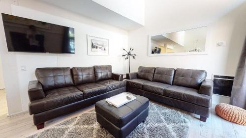 Mammoth Lakes House | Walk to Canyon Lodge Ski back Modern Space