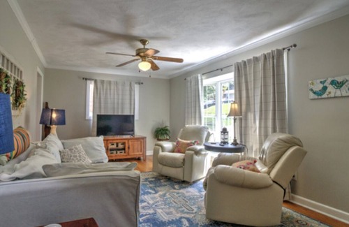 Bristol House | Walk to Casino, close to downtown, BMS, and pet friendly