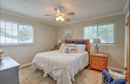 Bristol House | Walk to Casino, close to downtown, BMS, and pet friendly