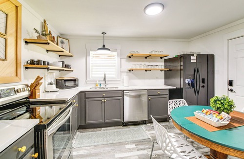 Hot Springs Cottage | Walk to Casino: Home w/Deck in Hot Springs!
