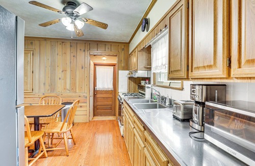 Salem Apartment | Walk to Centennial Park: Apartment w/Garage!