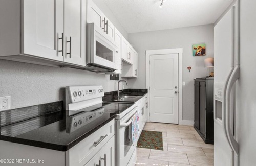 Southbank Apartment | Walk to coffee, dining, entertainment + more