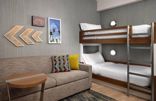 Anaheim Resort Hotel | Walk to Disney - Stylish Suites with Pool, Free Wi-Fi and Breakfast