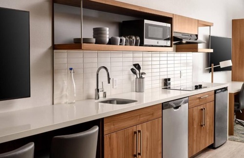 Anaheim Resort Hotel | Walk to Disney - Stylish Suites with Pool, Free Wi-Fi and Breakfast