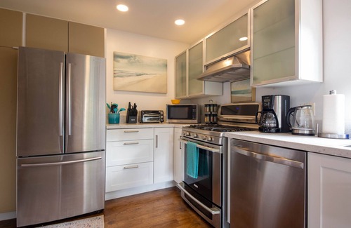 Palms Apartment | Walk to Downtown Culver City: Garden Oasis & Patio