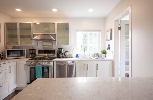 Palms Apartment | Walk to Downtown Culver City: Garden Oasis & Patio