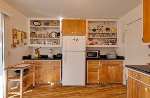 Murphys House | Walk to Downtown Eclectic Murphys Home with Decks!