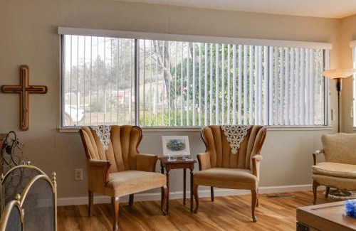 Murphys House | Walk to Downtown Eclectic Murphys Home with Decks!